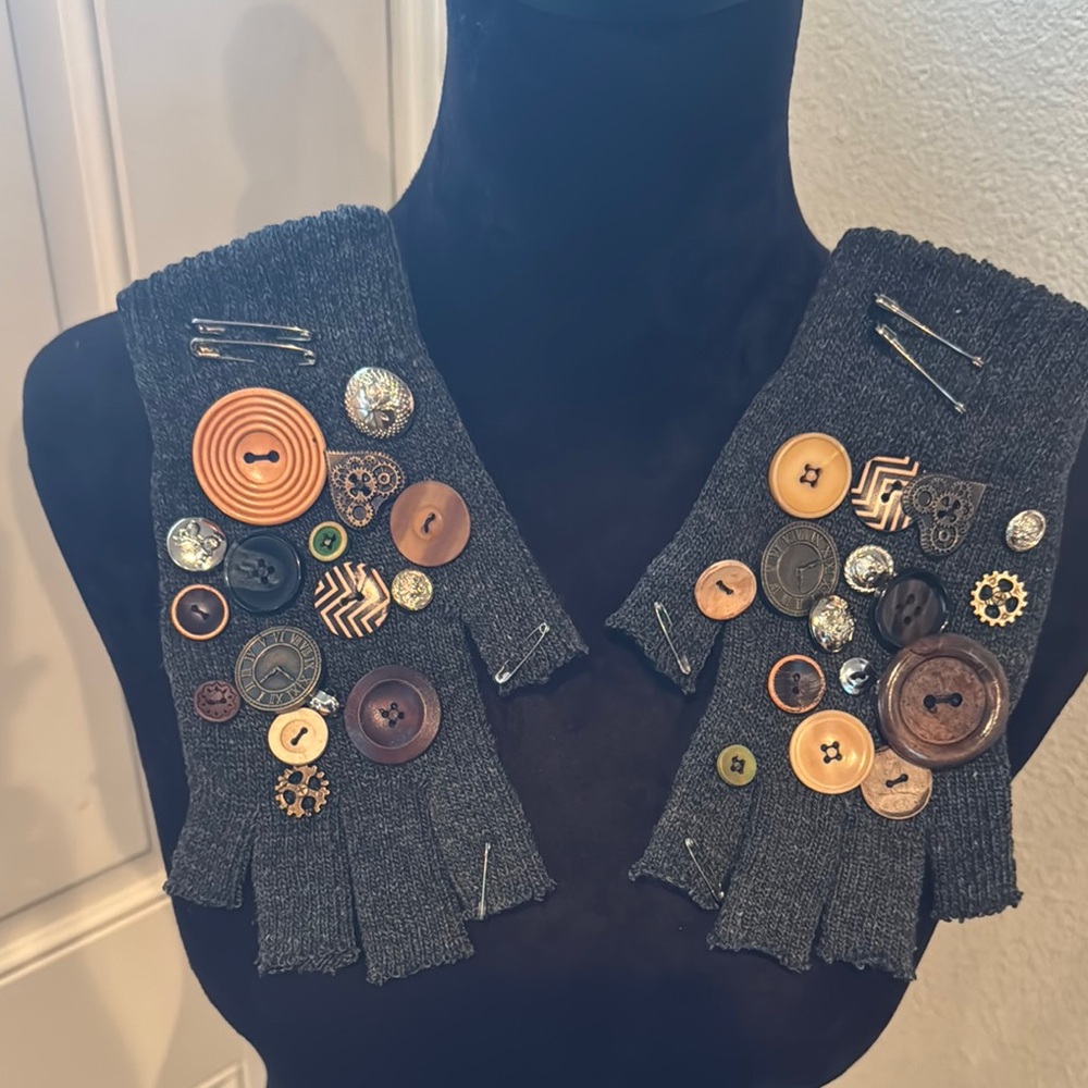 Stylish Button-Embellished Gray Gloves